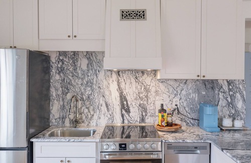 North Downtown Apartamento | Charming Downtown 2 BR Apartment Steps from Downtown Mall