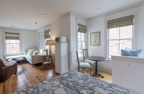 North Downtown Apartamento | Charming Downtown 2 BR Apartment Steps from Downtown Mall