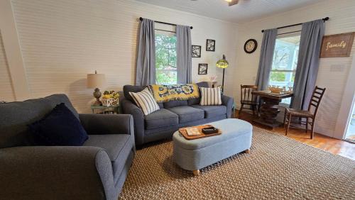 Andrews Casa | Charming Downtown Bungalow I Explore-Shop-Eat
