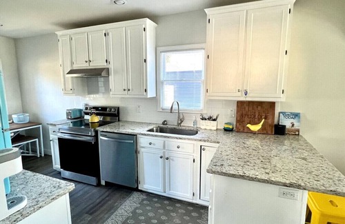 Wilmington Casa | Charming Downtown Cottage~Private Yard~Near Beach