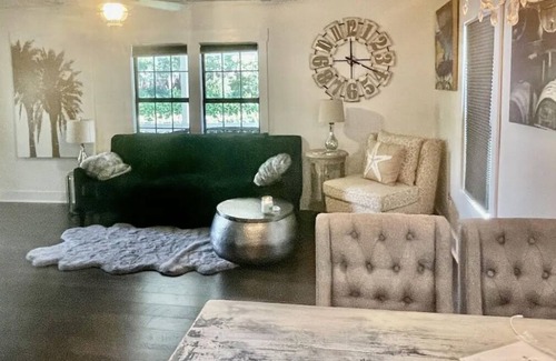 Northwest Quadrant Cabaña | Charming Downtown Cottage
