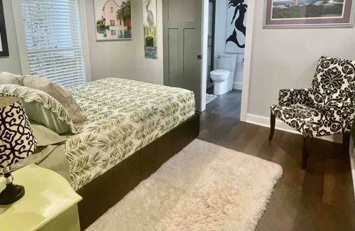 Northwest Quadrant Cabaña | Charming Downtown Cottage