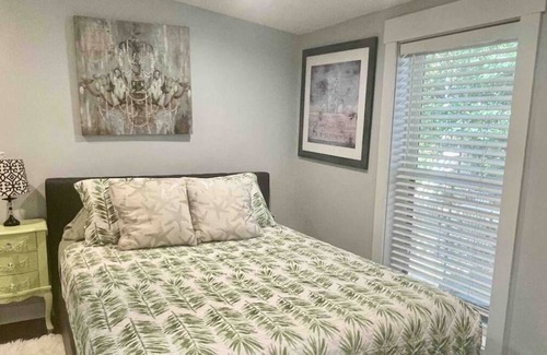 Northwest Quadrant Cabaña | Charming Downtown Cottage