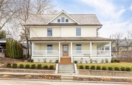 West Dundee Apartamento | Downtown Charming Farmhouse Apartment #1