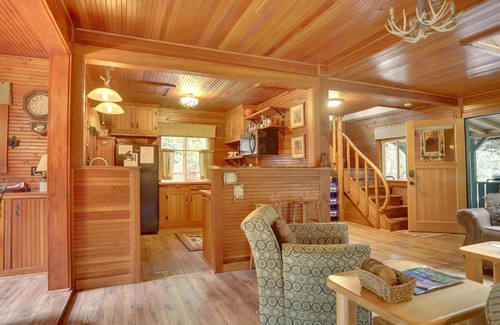 Brightwood Cabina | Charming Dream Catcher Cabin, riverfront, fireplace, hot tub, BBQ, dogs welcome