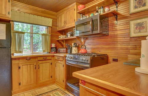 Brightwood Cabina | Charming Dream Catcher Cabin, riverfront, fireplace, hot tub, BBQ, dogs welcome