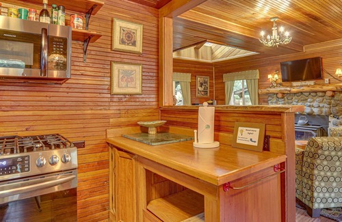 Brightwood Cabina | Charming Dream Catcher Cabin, riverfront, fireplace, hot tub, BBQ, dogs welcome