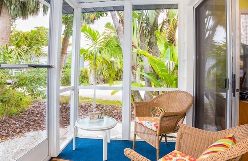 Sanibel Casa | Relájese entre las vistas y los sonidos tropicales en esta encantadora casa de campo tropical Duggars.