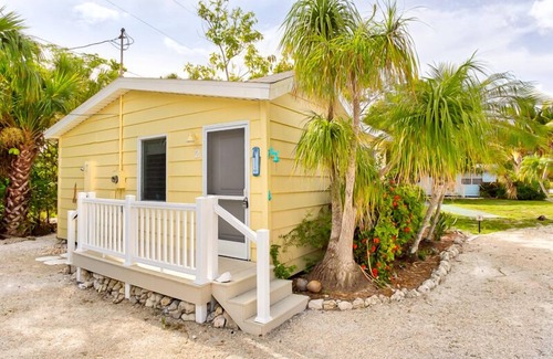 Sanibel Casa | Relájese entre las vistas y los sonidos tropicales en esta encantadora casa de campo Duggars Tropical Village