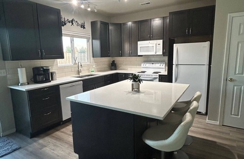 Redmond Casa | Charming duplex in NW Redmond, close to everything with peek-a-boo mountain view