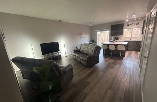 Redmond Casa | Charming duplex in NW Redmond, close to everything with peek-a-boo mountain view