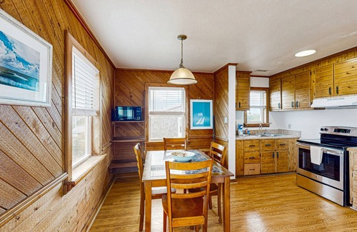 Avon Casa | Charming duplex with balcony, central AC, kitchenette, & dog-friendly