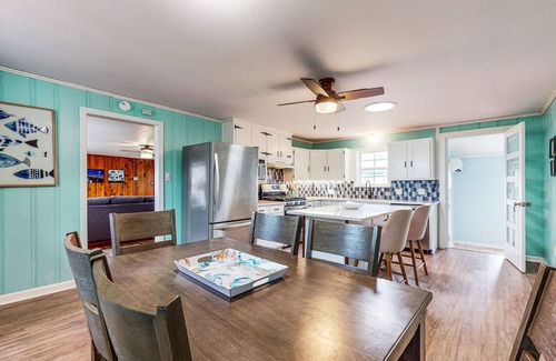 Fulton Casa | Charming duplex with fast WiFi 2 blocks from beach - snowbirds welcome