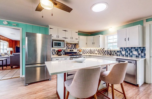 Fulton Casa | Charming duplex with fast WiFi 2 blocks from beach - snowbirds welcome