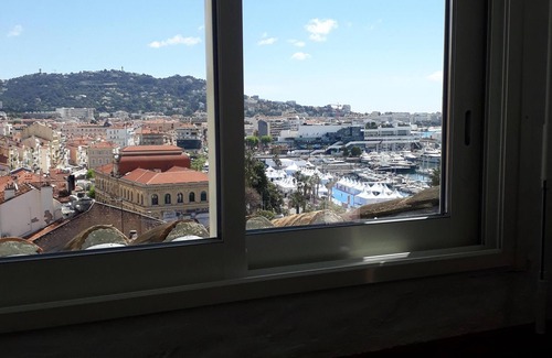Le Suquet Apartamento | Choza escondida en Suquet con vista, terraza y piscina.