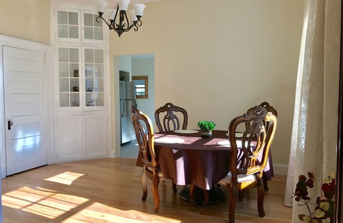 Avery Creek Cabaña | Encantadora casa de campo de principios de 1900, recientemente renovada, bañera de hidromasaje, pozo