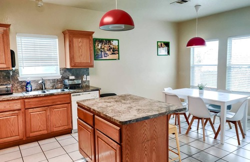 East MLK Casa | Charming East Austin Retreat - Minutes from Downtown!!