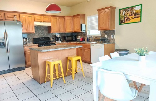 East MLK Casa | Charming East Austin Retreat - Minutes from Downtown!!