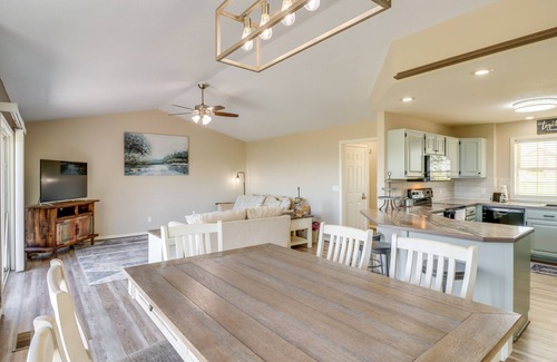 Edgemont Casa | Charming Edgemont Home w/ Deck & Lake Views!