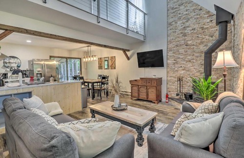 Long Pond Casa | Charming Emerald Lakes Cottage with Hot Tub!