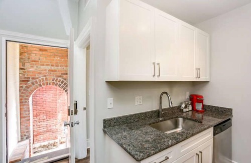 Midtown Apartamento | Cozy Traveler's Den with Queen Bed