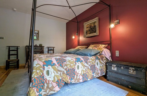 Saint-Romain-Lachalm Cama Y Desayuno | Encantadora finca con piscina y tenis privados