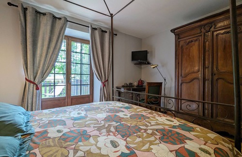 Saint-Romain-Lachalm Cama Y Desayuno | Encantadora finca con piscina y tenis privados