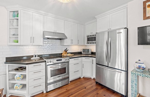 Wrightsville Beach Cabaña | Charming family cottage in the heart of Wrightsville Beach w/ wrapping porch