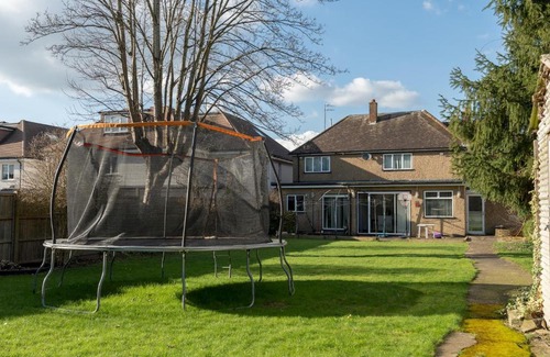 Watford Casa | Charming Family-Friendly Home Pass the Keys