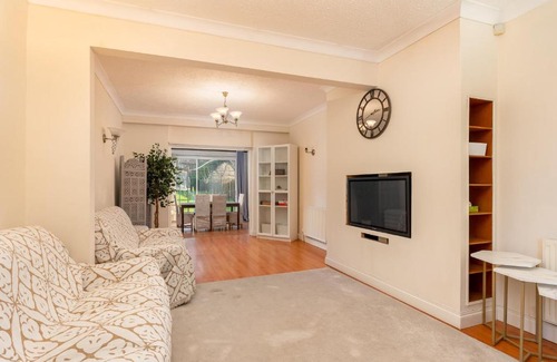 Watford Casa | Charming Family-Friendly Home Pass the Keys