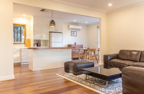 Glen Waverley Casa | Charming Family Home near Glen w AMAZING TEAHOUSE