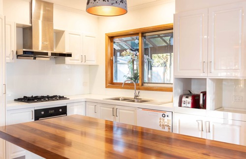 Glen Waverley Casa | Charming Family Home near Glen w AMAZING TEAHOUSE
