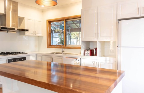 Glen Waverley Casa | Charming Family Home near Glen w AMAZING TEAHOUSE