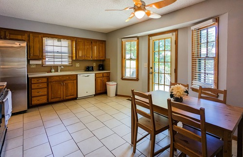 Overland Park Casa | Charming Family Retreat South Overland Park