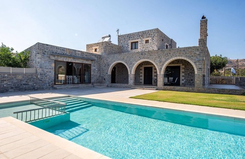 Monopari Villa | Encantadora villa familiar con piscina en Koxare