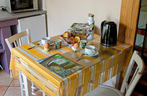 Saint-Julien-la-Vetre Cabaña | Acogedor gîte rural con terraza, jardín privado y visita a granja - admite mascotas