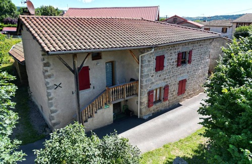 Saint-Julien-la-Vetre Cabaña | Acogedor gîte rural con terraza, jardín privado y visita a granja - admite mascotas