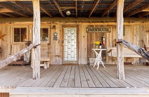 New Braunfels Casa | Charming Farmhouse Suite – Cozy King Retreat w/ Skylight, Jacuzzi & Separate Sitting Area Cozy