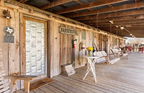 New Braunfels Casa | Charming Farmhouse Suite – Cozy King Retreat w/ Skylight, Jacuzzi & Separate Sitting Area Cozy