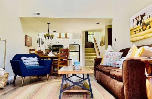The Galena Territory Casa | Charming, Farmhouse Chic, Cozy|Fireplace|12 Min to Town|Beautiful View