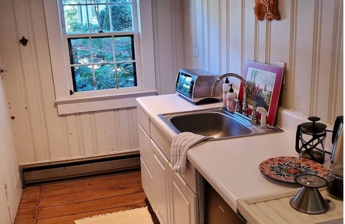 Oakpark Casa | Charming Farmhouse Cottage with Mountain Views