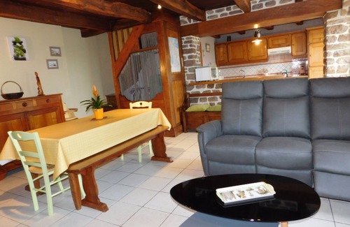 Folligny Cabaña | Casa de campo: chimenea, jardín cerrado, WiFi, mascotas bienvenidas, servicios adicionales