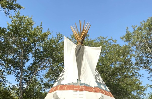 Decatur Otro | Charming farmhouse in the woods-rustic barn, pool, tipis, trails and tree house!