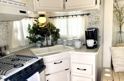 Tehachapi Casa | Charming Farmhouse in a Travel Trailer