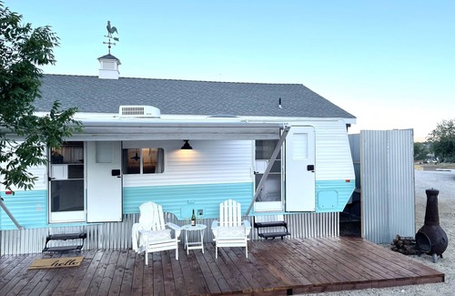 Tehachapi Casa | Charming Farmhouse in a Travel Trailer