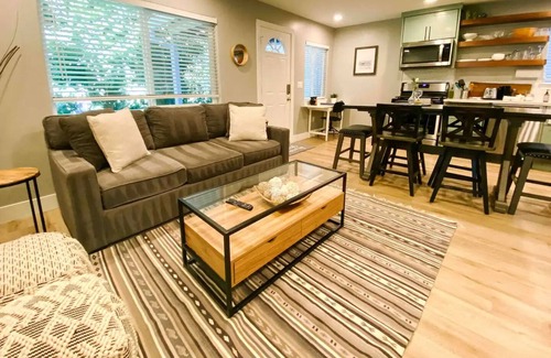 New Era Park Casa | Charming Farmhouse Retreat: 2 Beds 2 Bath with Garage