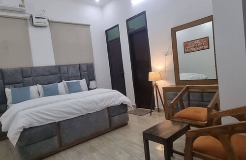Faridabad Otro | Charming farmhouse retreat with lush gardens and serene views