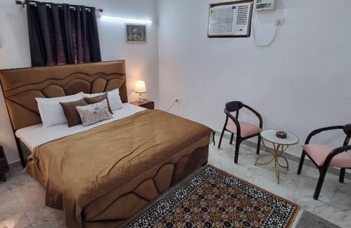 Faridabad Otro | Charming farmhouse retreat with lush gardens and serene views