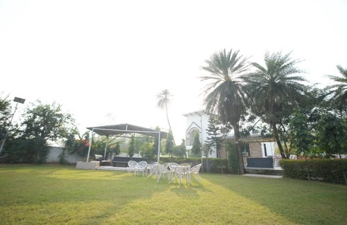 Faridabad Otro | Charming farmhouse retreat with lush gardens and serene views