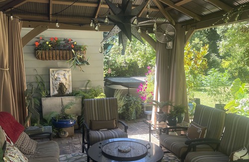 Jennings Lodge Casa | Charming Farmhouse With Hot Tub, Wrap-Around Front Porch & Tons of PNW charm!!